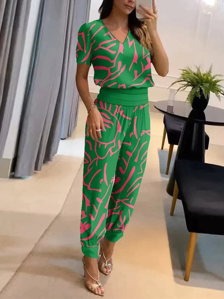 Zweiteiliges Set Aus V Ausschnitt Oberteil Und Kurzer Hose Für Damen | Formell