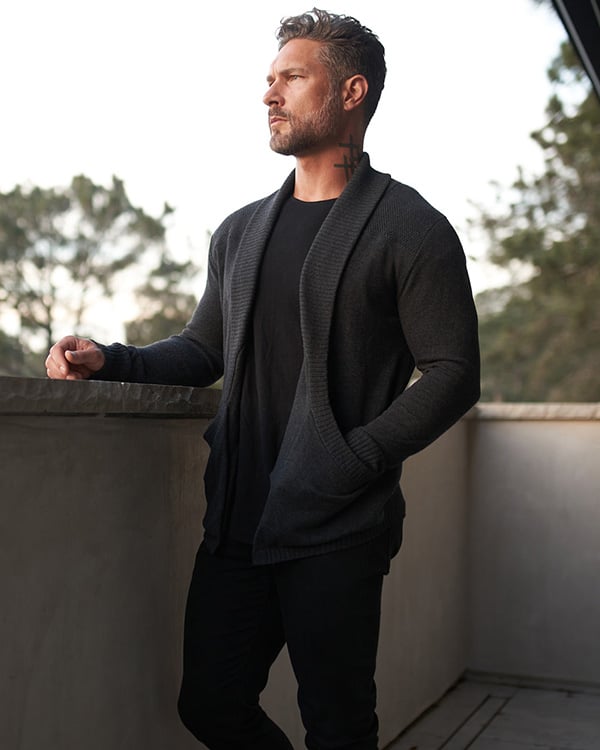 Herren Cardigan Strickjacke | Slim Fit | Leichtes Strickmaterial mit Stretch | Schalkragen & Taschen | Oat/Graphite/Blue