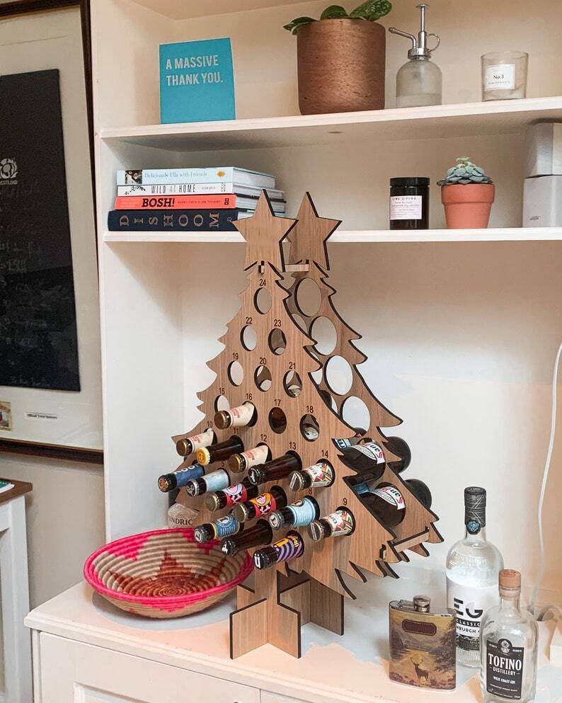 Adventskalender Holz | Weihnachtsbaum Form | Befüllbar mit Bier, Wein & Mini-Flaschen