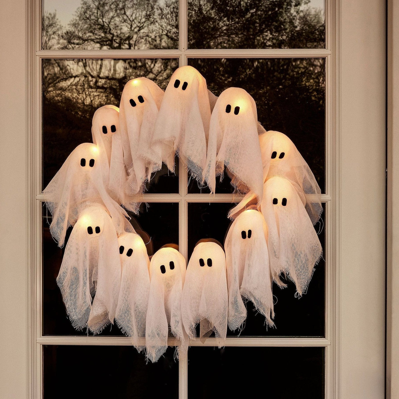 Halloween Geisterkranz mit LED-Beleuchtung | 12 Leuchtgeister | Batteriebetrieben & Leicht Aufzuhängen
