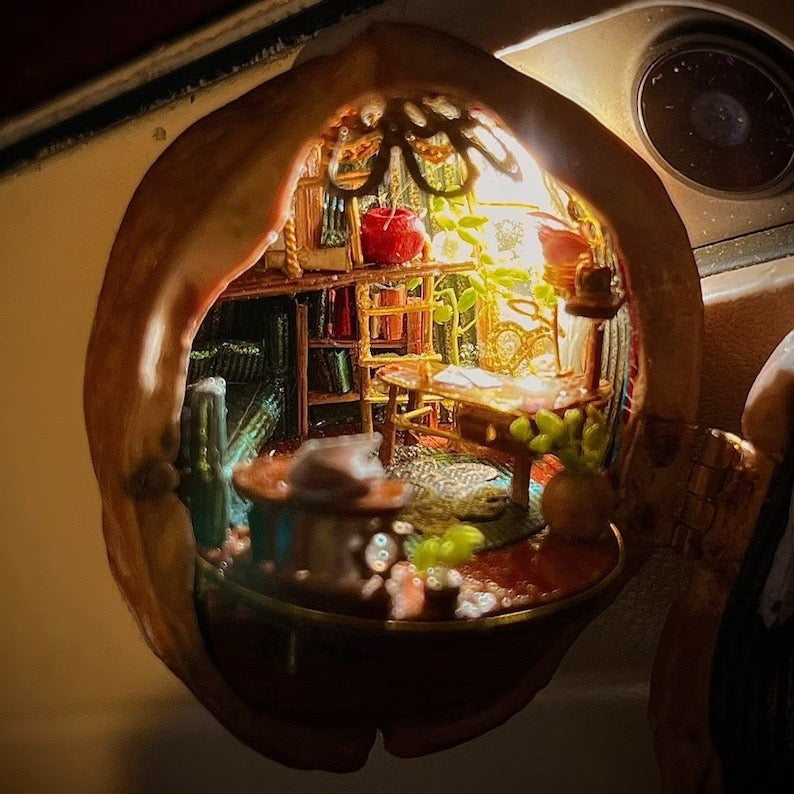 Miniatur Häuschen aus Walnussschale | Handgefertigt | Mit Licht
