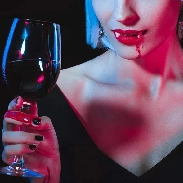 Halloween Vampirzähne mit automatischem Einzug | Realistische Eckzähne | Wiederverwendbare Cosplay-Prothese