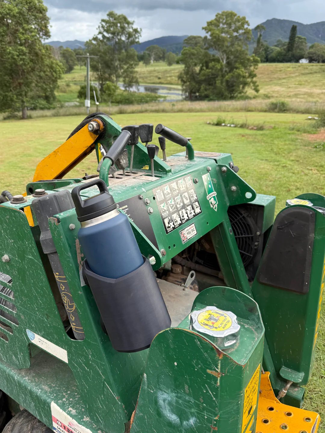 Magnetische Flaschenhalterung | Starker Magnet & Rutschfester Halt | 3D-gedruckt & UV-beständig | Für Werkstatt & Fahrzeug