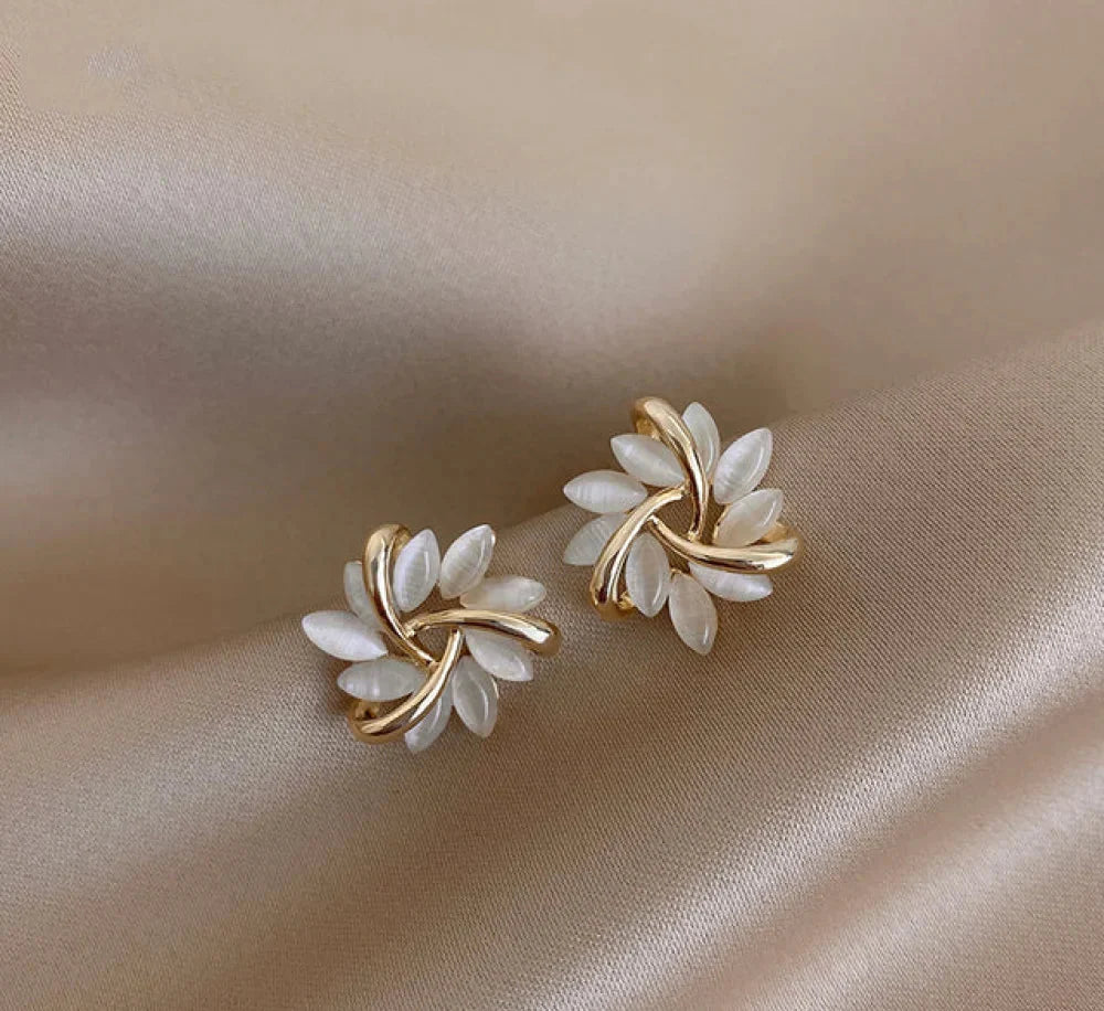 Elegante und exquisite Opal-Blütenkreis-Stiftohrringe aus Gold