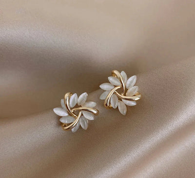 Elegante und exquisite Opal-Blütenkreis-Stiftohrringe aus Gold