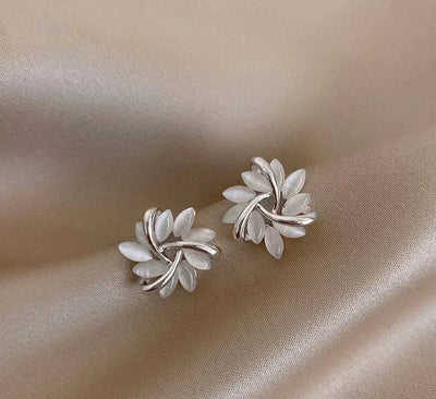 Elegante und exquisite Opal-Blütenkreis-Stiftohrringe aus Gold
