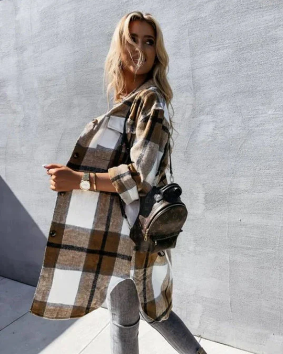 CARA | MODISCHER KARIERTER MANTEL MIT SCHMALER PASSFORM