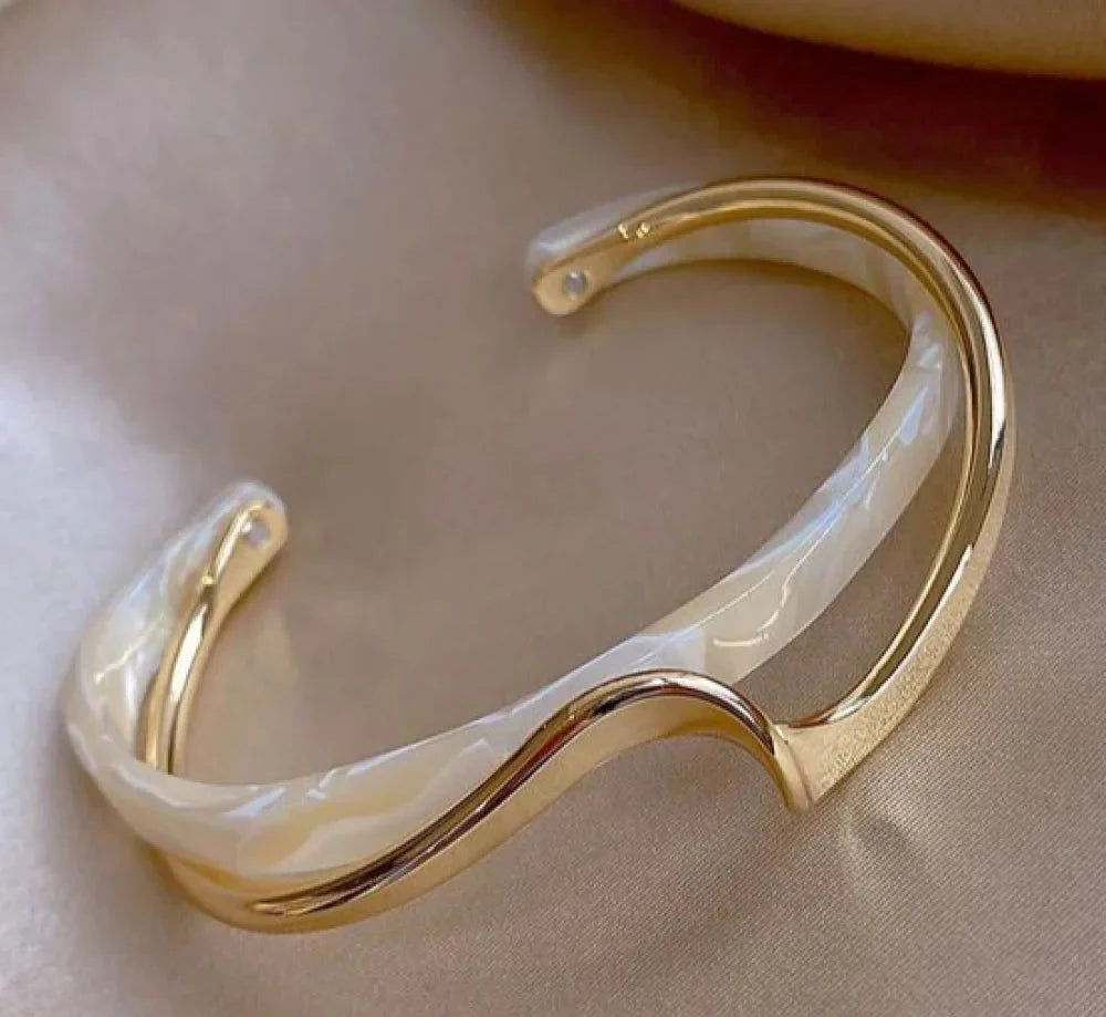 Weißer Opal Eleganter Goldener Armband